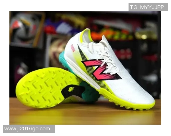 足球装备选购指南:如何选择适合你的球拍与配件 足球装备选购指南:如何选择适合你的球拍与配件