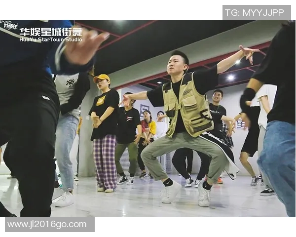 南京街舞队战术揭秘：街舞巨献背后的故事与技巧分析